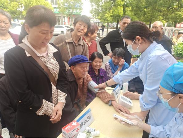 百姓健康系我心，黨員服務進社區