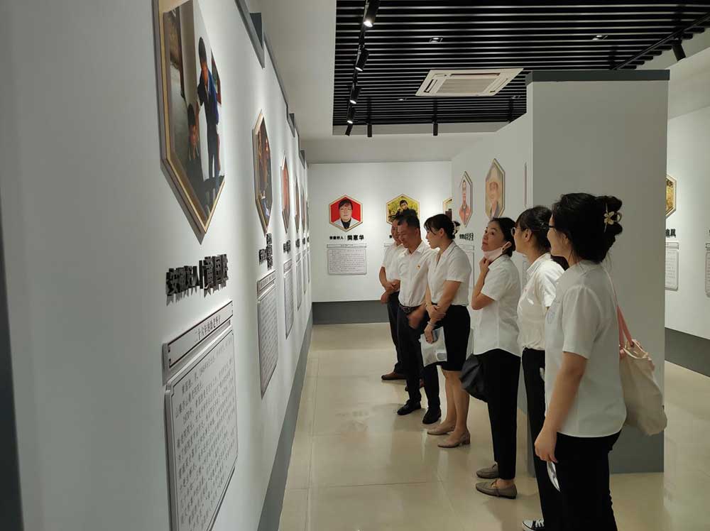 區國投集團開展參觀先進人物館和主題攝影展活動