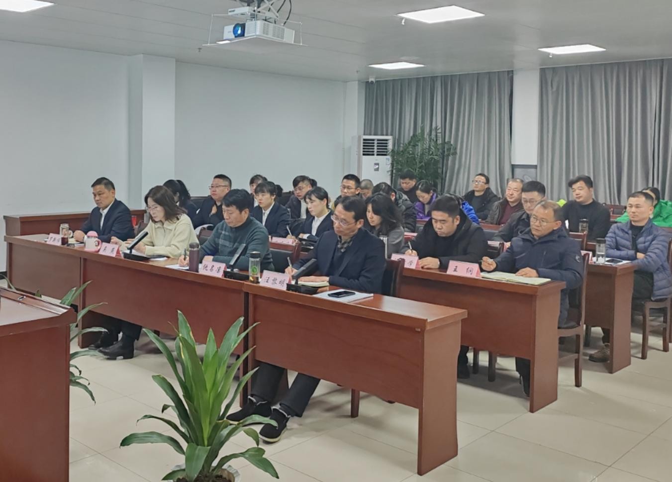 回眸展望 共創未來  屯溪區國投集團召開三年以來工作總結及2024年工作謀劃會