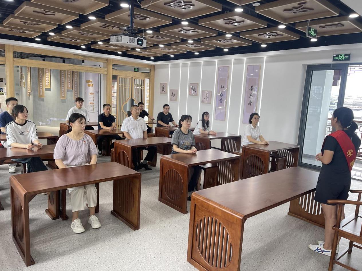 見賢思齊學楷模,崇德向善做好人——區國投集團黨委開展8月份主題黨日活動